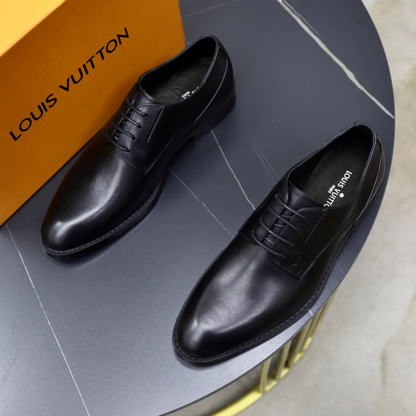 Men's shoes: 280🙅‍♂️🙅‍♂️🙅‍♂️Niuli Brand: LV Louis Vuitton Size: 39-44 (38, 45, 46 can be customized) Level: Counter classic Material: Original soft cowhide upper Comfortable cowhide lining Original lightweight outsole Style category: Formal business casual driving leather shoes Color: Color of the actual picture